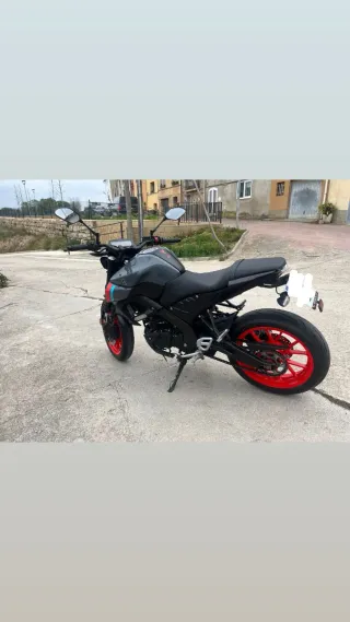 Yamaha MT125 Negra y Roja