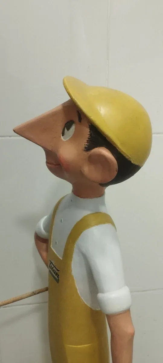 Figura Publicitaria Titan