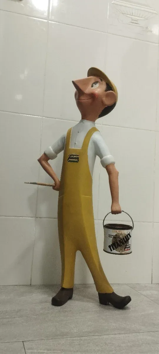 Figura Publicitaria Titan