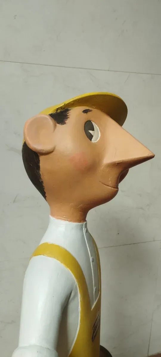 Figura Publicitaria Titan