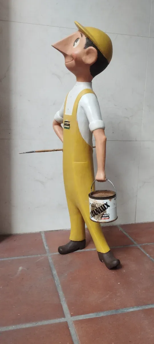 Figura Publicitaria Titan