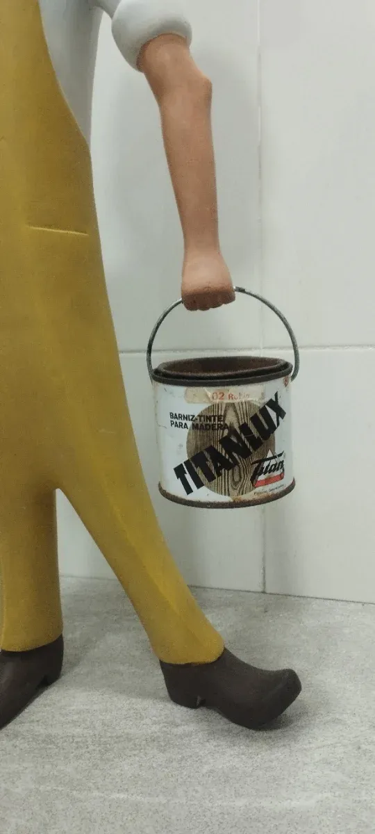 Figura Publicitaria Titan