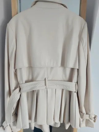 Gabardina corta polipiel beige Talla L