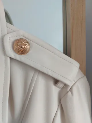 Gabardina corta polipiel beige Talla L