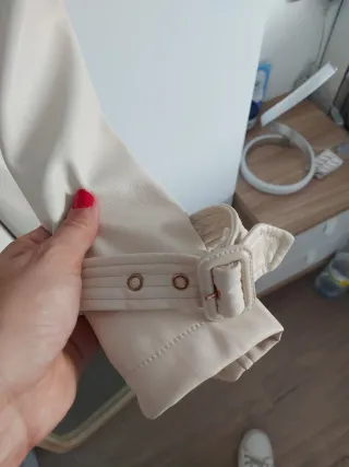 Gabardina corta polipiel beige Talla L