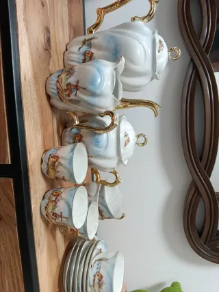 Juego café antiguo porcelana pintada .Incompleto.