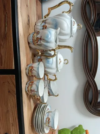 Juego café antiguo porcelana pintada .Incompleto.