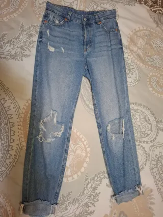 Pantalón vaquero desgastado