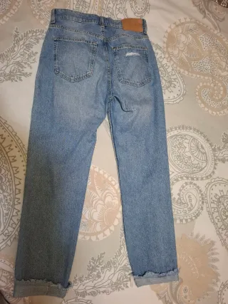 Pantalón vaquero desgastado