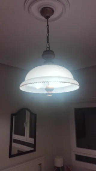 Lámpara de techo colgante dorada y blanca