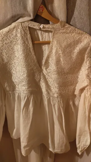Blusa de mujer blanca con encaje