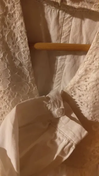 Blusa de mujer blanca con encaje