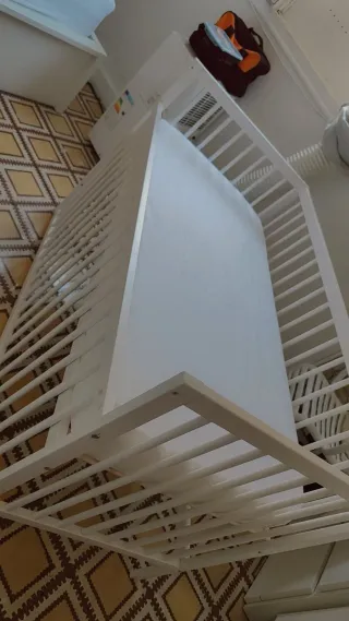 Cuna y colchón blanco