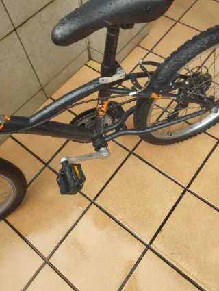 Bicicleta infantil Btwin naranja y negra