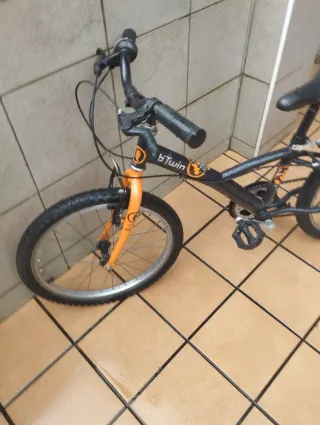 Bicicleta infantil Btwin naranja y negra