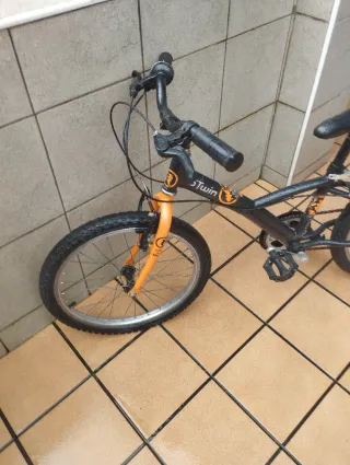 Bicicleta infantil Btwin naranja y negra