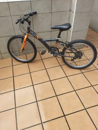 Bicicleta infantil Btwin naranja y negra