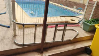 Escalera Piscina Metal y Plástico