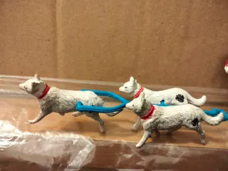 Trío de perros con 2 figuras Esquimales .