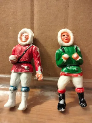 Trío de perros con 2 figuras Esquimales .