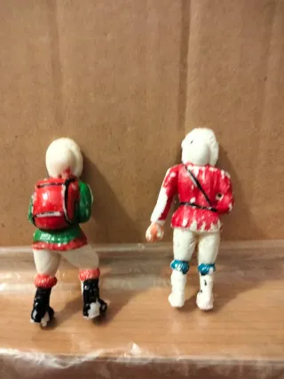 Trío de perros con 2 figuras Esquimales .