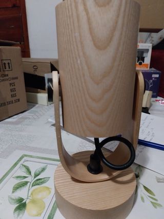 Lámpara de mesa madera y metal