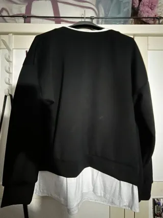 Conjunto chándal negro y blanco con etiqueta