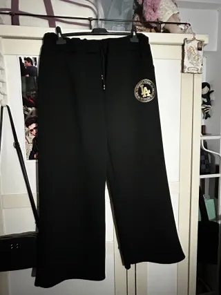 Conjunto chándal negro y blanco con etiqueta