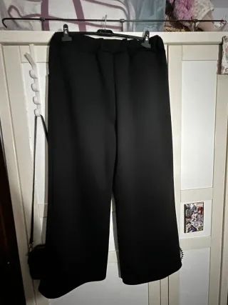 Conjunto chándal negro y blanco con etiqueta