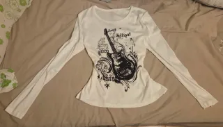 Camiseta rock guitarra negra y blanca