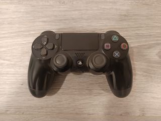 PS4 Slim 1TB + 3 mandos + Cables