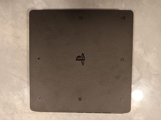 PS4 Slim 1TB + 3 mandos + Cables