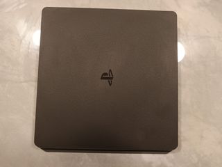 PS4 Slim 1TB + 3 mandos + Cables