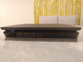 PS4 Slim 1TB + 3 mandos + Cables