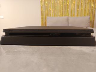 PS4 Slim 1TB + 3 mandos + Cables