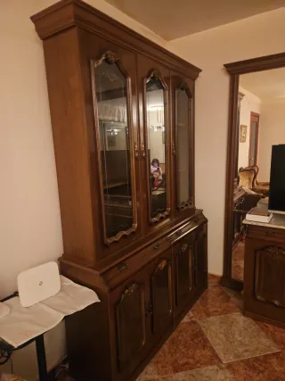 Mueble de madera con vitrinas