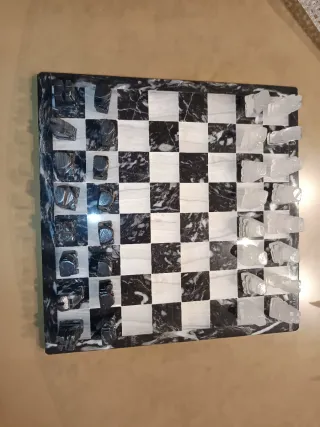 Juego de ajedrez de onix y cuarzo.