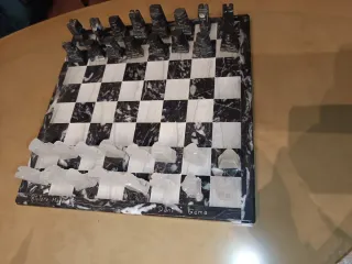 Juego de ajedrez de onix y cuarzo.