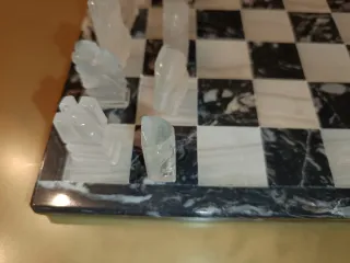 Juego de ajedrez de onix y cuarzo.