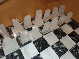 Juego de ajedrez de onix y cuarzo.