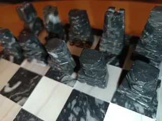 Juego de ajedrez de onix y cuarzo.