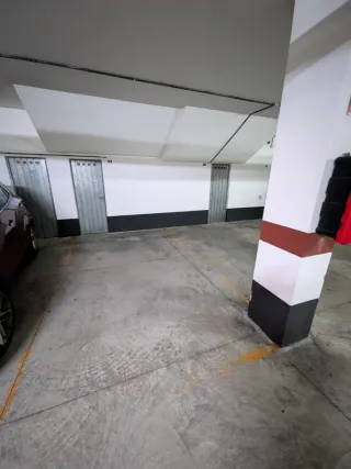 Plaza de garaje con trastero