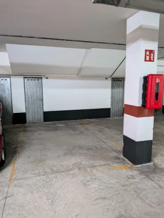 Plaza de garaje con trastero