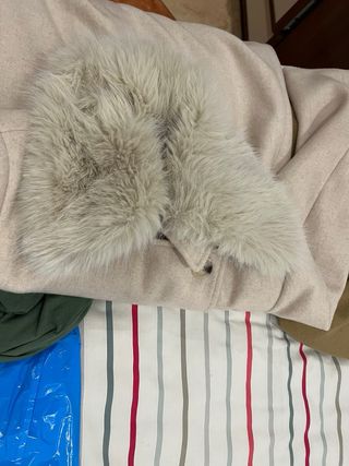 Gabardina elegante beige mujer.