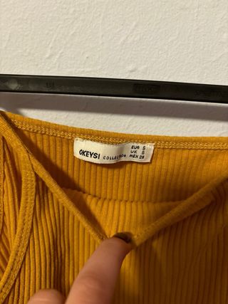 Top corto amarillo mostaza de canalé