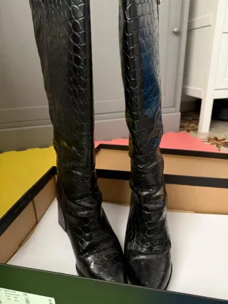 Stivali invernali neri effetto coccodrillo