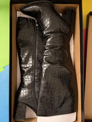 Stivali invernali neri effetto coccodrillo