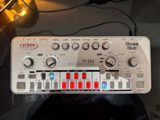 Cyclone Analogic Bass Bot TT-303 + cover