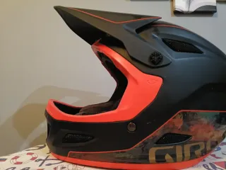 Casco Giro Integral Negro y Naranja