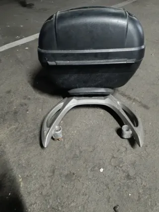 Maleta y soporte Kymco Maxi Scooter